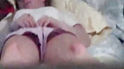 Азиатско момиче с чорапи и гаджето й с изплюти onlain porno очи се чукат в леглото.