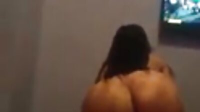 Момичето свали porno film ru бикините си, качи се на масата и я чука путката.
