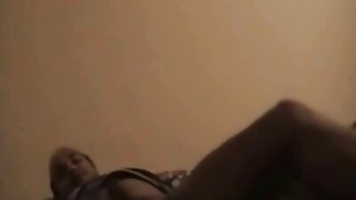 Азиатско порно на млада жена в 24videos porno чорапи. Пръскане на путка с обувки.